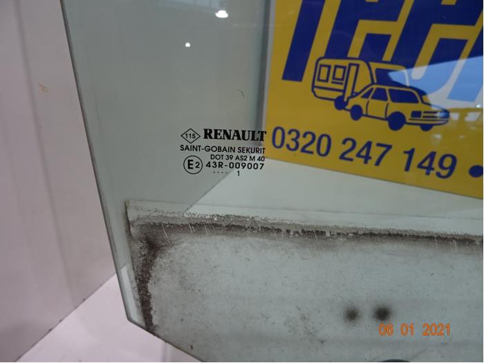 Door window 2-door, right from a Renault Clio III (BR/CR) 1.5 dCi FAP 2011