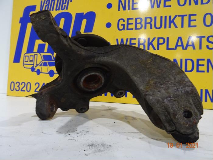 Knuckle bracket, front left from a Ford Focus 2 Wagon 1.6 TDCi 16V 110 2008