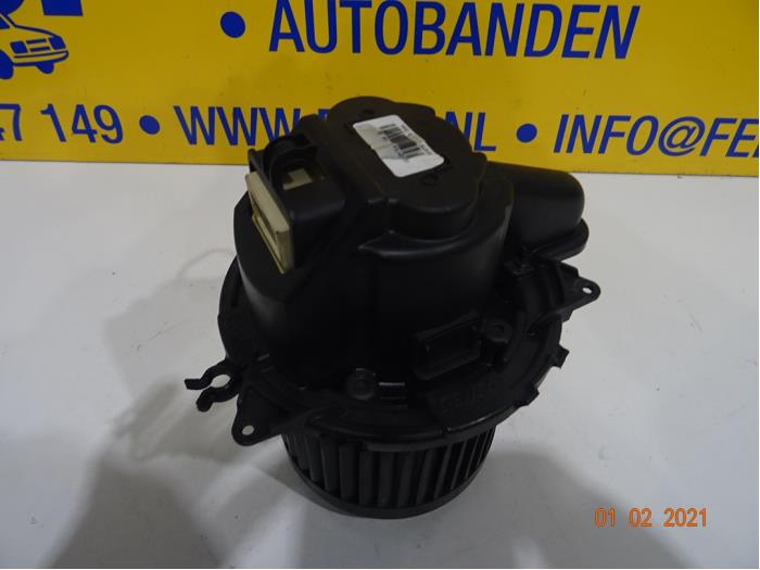 Motor de ventilador de calefactor de un Renault Captur (2R) 0.9 Energy TCE 12V 2013