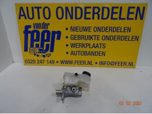 Używane Glówny cylinder hamulcowy Renault Captur (2R) 0.9 Energy TCE 12V Cena € 35,00 Procedura marży oferowane przez Autobedrijf van der Feer