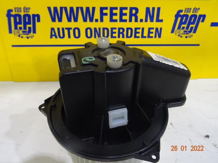 Heating and ventilation fan motor from a Fiat 500C (312) 1.0 Hybrid 2020