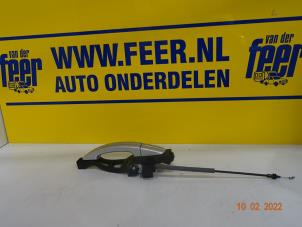 Używane Uchwyt drzwi prawych przednich wersja 4-drzwiowa Ford Focus 3 Wagon 1.6 TDCi ECOnetic Cena € 17,50 Procedura marży oferowane przez Autobedrijf van der Feer