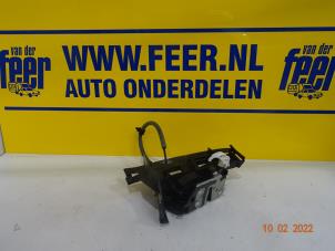 Używane Mechanizm blokady drzwi prawych tylnych wersja 4-drzwiowa Ford Focus 3 Wagon 1.6 TDCi ECOnetic Cena € 25,00 Procedura marży oferowane przez Autobedrijf van der Feer