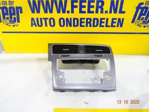 Usagé Grille aération tableau de bord Volkswagen Golf VII (AUA) 1.6 TDI BlueMotion 16V Prix € 35,00 Règlement à la marge proposé par Autobedrijf van der Feer