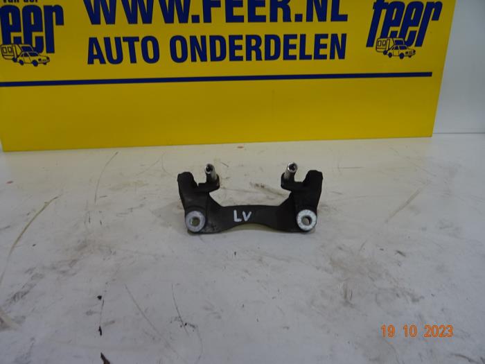 Front brake calliperholder, left from a Toyota Yaris III (P13) 1.5 16V Dual VVT-iE 2019