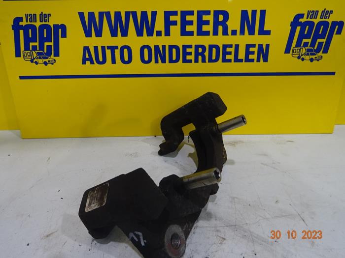 Front brake calliperholder, left from a Peugeot 508 SW (8E/8U) 1.6 THP 16V 2011