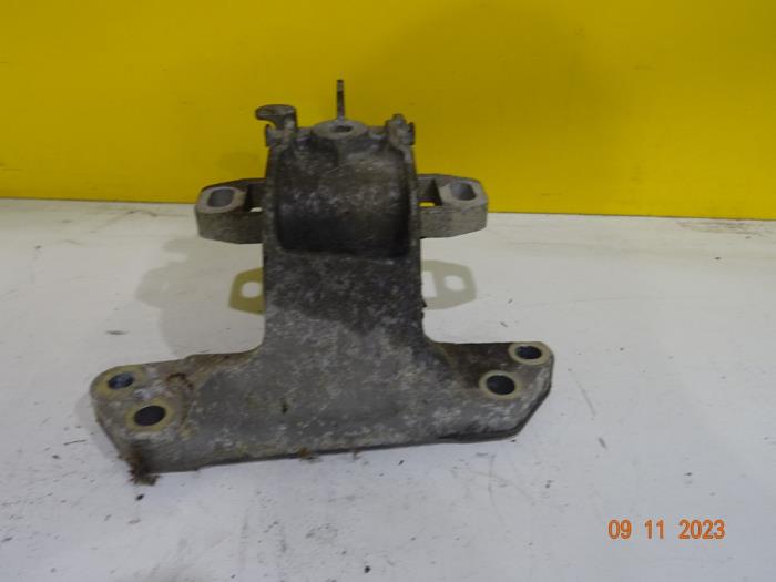 Engine mount from a Peugeot 508 SW (8E/8U) 1.6 THP 16V 2011