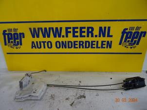 Usagé Serrure portière mécanique 4portes avant gauche Opel Agila (B) 1.0 12V Prix € 30,00 Règlement à la marge proposé par Autobedrijf van der Feer