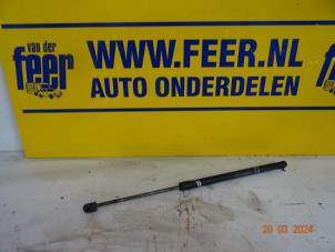 Używane Amortyzator gazowy prawy tyl Opel Agila (B) 1.0 12V Cena € 7,50 Procedura marży oferowane przez Autobedrijf van der Feer
