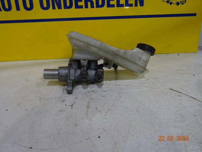 Master cylinder from a Ford Mondeo V Wagon 1.5 TDCi 2017