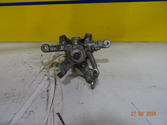 Rear brake calliper, left from a Opel Astra J Sports Tourer (PD8/PE8/PF8) 1.3 CDTI 16V ecoFlex 2013