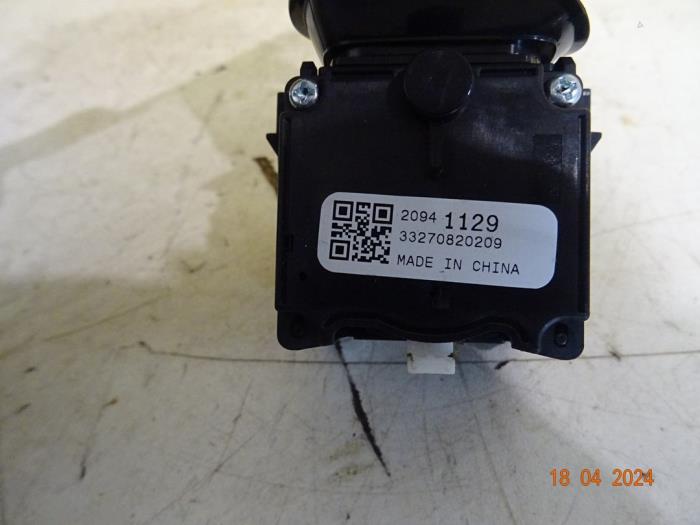 Interruptor de indicador de dirección de un Opel Zafira Tourer (P12) 2.0 CDTI 16V 165 Ecotec 2014