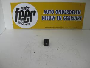 Usados Interruptor de ventanilla eléctrica Opel Corsa C (F08/68) 1.4 16V Precio € 12,50 Norma de margen ofrecido por Autobedrijf van der Feer