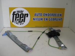 Usagé Lève vitre électrique avant gauche Opel Corsa D 1.4 16V Twinport Prix € 35,00 Règlement à la marge proposé par Autobedrijf van der Feer