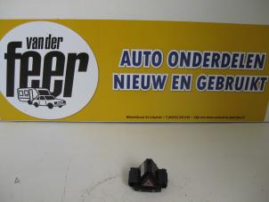 Usagé Commutateur éclairage d'urgence Opel Corsa D 1.4 16V Twinport Prix € 10,00 Règlement à la marge proposé par Autobedrijf van der Feer