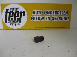 Usados Interruptor de ventanilla eléctrica Opel Corsa D 1.4 16V Twinport Precio € 15,00 Norma de margen ofrecido por Autobedrijf van der Feer