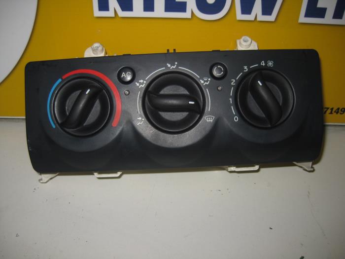 Heater control panel from a Renault Clio II Societe (SB) 1.5 dCi 65 2004