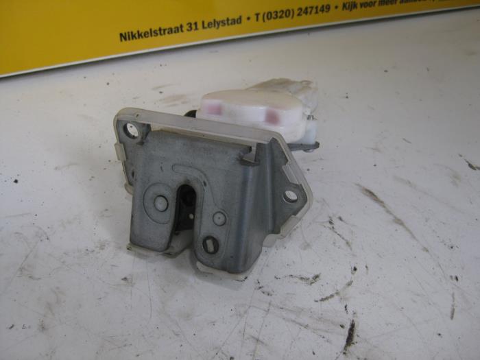 Tailgate lock mechanism from a Suzuki Swift (ZA/ZC/ZD1/2/3/9) 1.6 Sport VVT 16V 2006