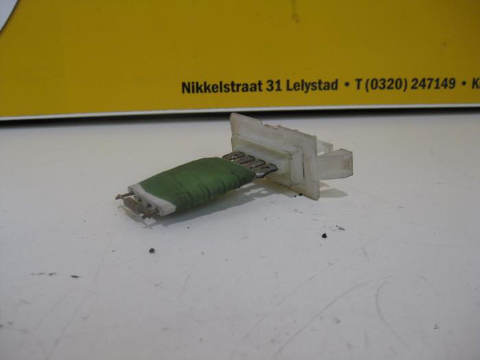 Heater resistor from a Opel Corsa C (F08/68) 1.2 16V 2001