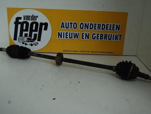 Usagé Arbre de transmission avant droit Opel Astra G (F08/48) 1.6 16V Prix € 35,00 Règlement à la marge proposé par Autobedrijf van der Feer