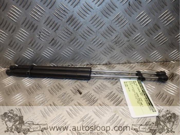 Set of tailgate gas struts from a Renault Clio III (BR/CR) 1.4 16V 2006