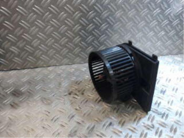 Motor de ventilador de calefactor de un Volkswagen Golf IV (1J1) 1.6 1998