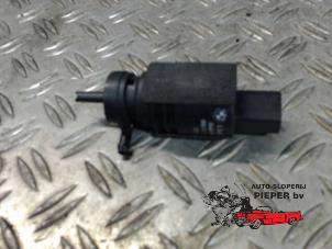 Used Rear screen washer pump BMW 3 serie Touring (E46/3) 318i 16V Price € 15,75 Margin scheme offered by Autosloperij Pieper BV