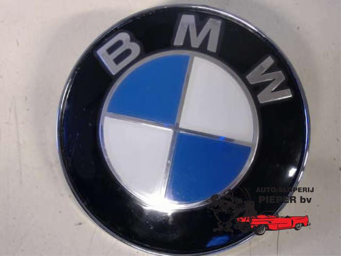 Używane Emblemat BMW 3 serie (E46/2) 320 Ci 24V Cena € 17,50 Procedura marży oferowane przez Autosloperij Pieper BV