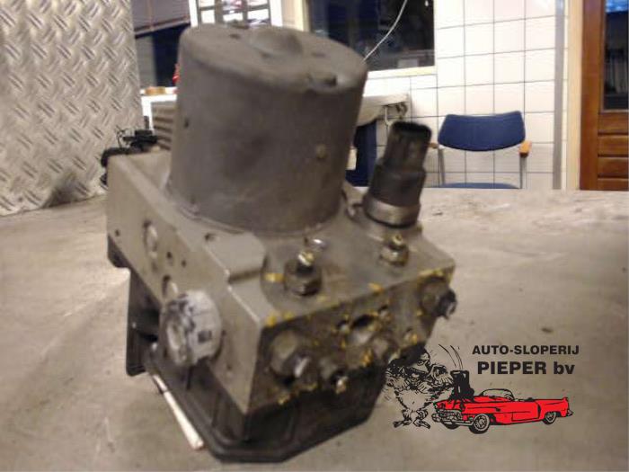 Używane Pompa ABS Alfa Romeo 147 (937) 2.0 Twin Spark 16V Cena € 78,75 Procedura marży oferowane przez Autosloperij Pieper BV