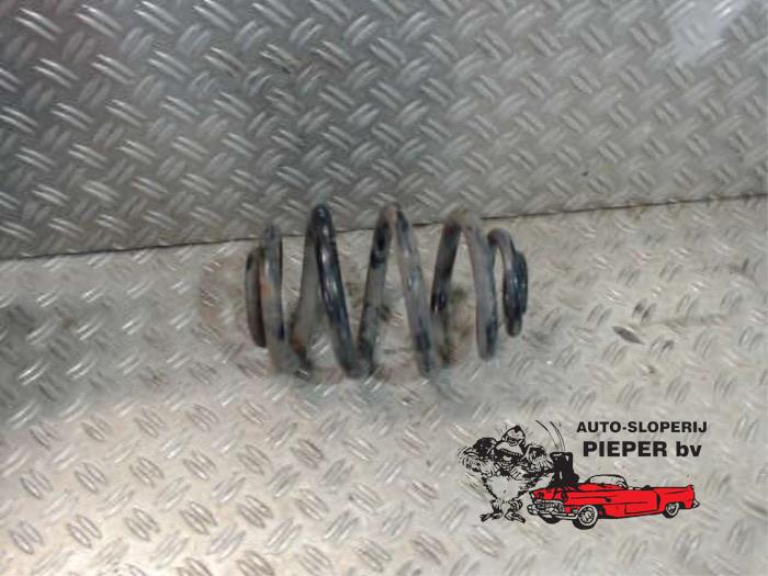 Rear coil spring from a BMW 3 serie Compact (E46/5) 316ti 16V 2002
