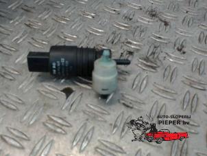 Usados Bomba de limpiaparabrisas delante Volkswagen Polo IV (9N1/2/3) 1.2 Precio € 10,50 Norma de margen ofrecido por Autosloperij Pieper BV