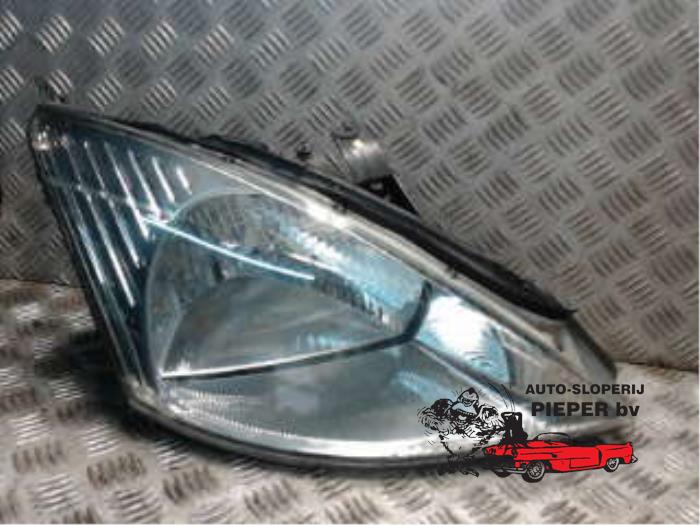 Używane Reflektor prawy Ford Focus 1 1.6 16V Cena € 36,75 Procedura marży oferowane przez Autosloperij Pieper BV