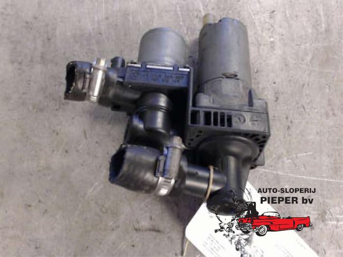 Electric heater valve from a BMW 3 serie (E46/2) 330 Cd 24V 2003