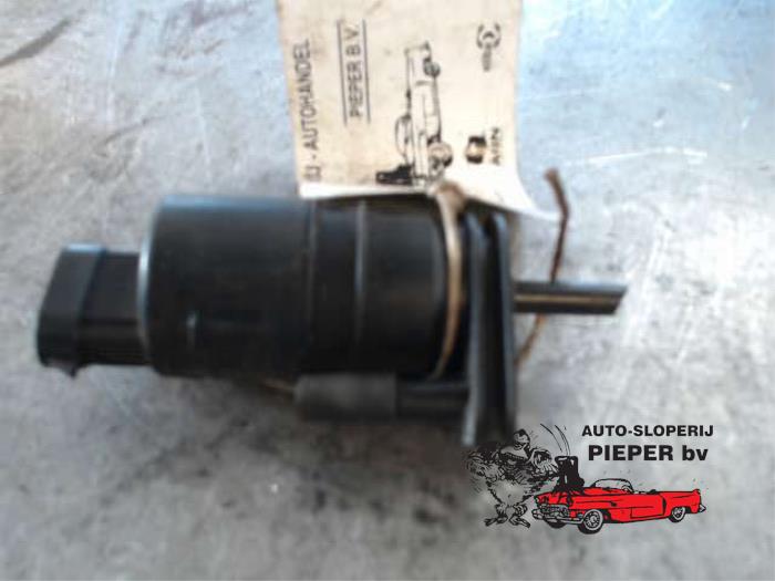 Windscreen washer pump from a Renault Clio (B/C57/357/557/577) 1.2 Eco Kat. 1997