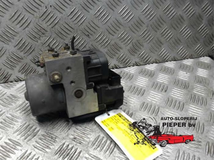 Używane Pompa ABS Mitsubishi Space Star (DG) 1.8 16V GDI Cena € 52,50 Procedura marży oferowane przez Autosloperij Pieper BV