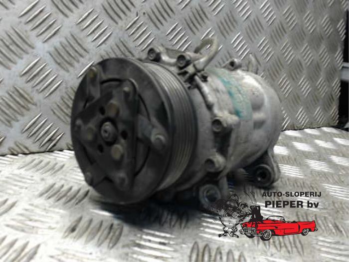 Air conditioning pump from a Volkswagen Lupo (6X1) 1.4 TDI 75 2002