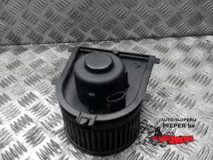 Usados Motor de ventilador de calefactor Volkswagen Polo III (6N2) 1.4 16V 75 Precio € 36,75 Norma de margen ofrecido por Autosloperij Pieper BV