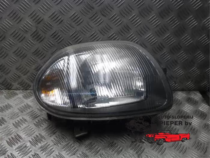 Używane Reflektor prawy Renault Clio II (BB/CB) 1.2 Cena € 36,75 Procedura marży oferowane przez Autosloperij Pieper BV