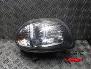 Used Headlight, right Renault Clio II (BB/CB) 1.2 Price € 36,75 Margin scheme offered by Autosloperij Pieper BV