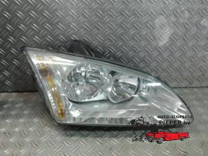 Używane Reflektor prawy Ford Focus 2 Wagon 1.6 16V Cena € 42,00 Procedura marży oferowane przez Autosloperij Pieper BV