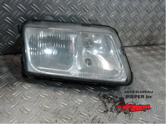 Używane Reflektor prawy Audi A3 (8L1) 1.6 Cena € 36,75 Procedura marży oferowane przez Autosloperij Pieper BV