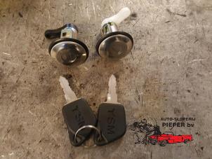 Neuf Kit serrure cylindre (complet) Peugeot 106 I 1.1 i XN,XR,XT Prix € 26,24 Prix TTC proposé par Autosloperij Pieper BV