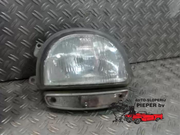 Używane Reflektor prawy Renault Twingo (C06) 1.2 SPi Phase I Cena € 31,50 Procedura marży oferowane przez Autosloperij Pieper BV