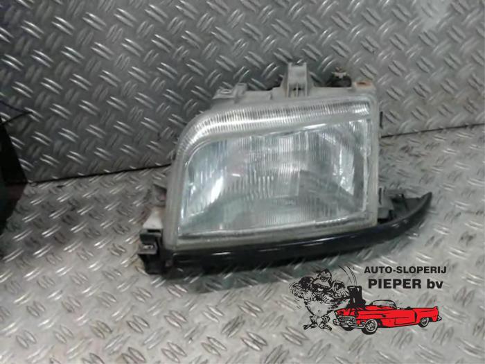 Używane Reflektor lewy Renault Clio (B/C57/357/557/577) 1.4 RN,RT,S,Autom.Kat. Cena € 31,50 Procedura marży oferowane przez Autosloperij Pieper BV