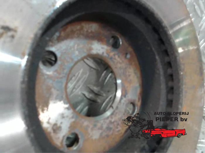 Disque de frein avant d'un Mazda 323 P (BA15) 1.5i 16V 1998