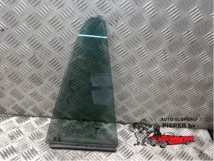 Usados Ventanilla triangular derecha detrás Opel Astra H SW (L35) 1.6 16V Twinport Precio € 26,25 Norma de margen ofrecido por Autosloperij Pieper BV