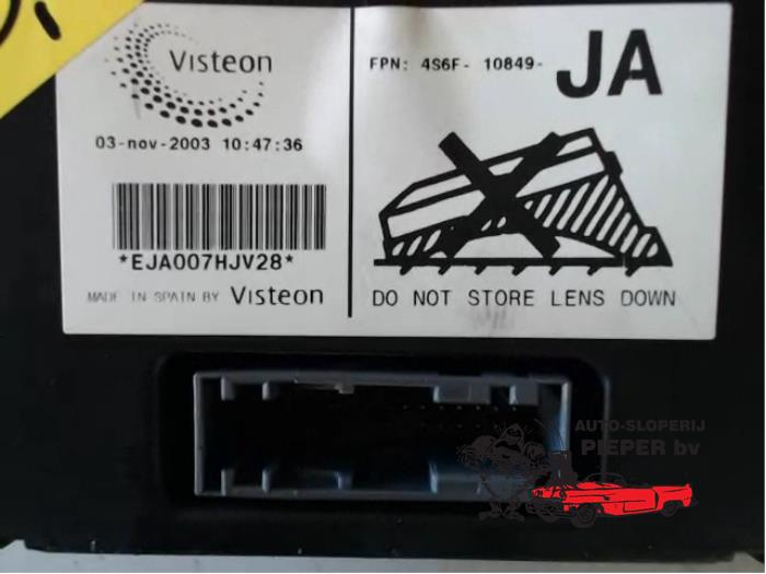 Instrumentenbrett van een Ford Fiesta 5 (JD/JH) 1.4 TDCi 2003