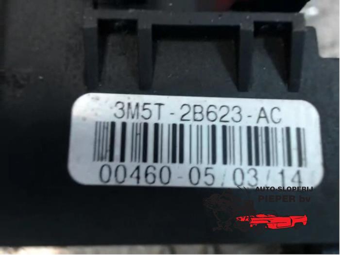 Parking brake switch from a Ford Focus C-Max 1.6 TDCi 16V 2005