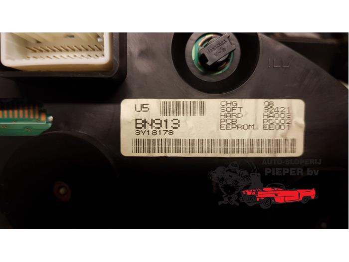 Cuentakilómetros de un Nissan Almera (N16) 1.8 16V 2004