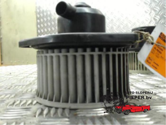 Heating and ventilation fan motor from a Nissan Almera (N15) 1.4 LX,GX,S 16V 1996